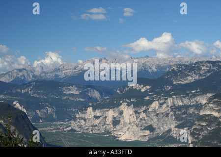 Das Etschtal-Fluss und die Brenta-Dolomiten-Gruppe gesehen von Gfrill oberhalb Salurn, Südtirol Italien Stockfoto