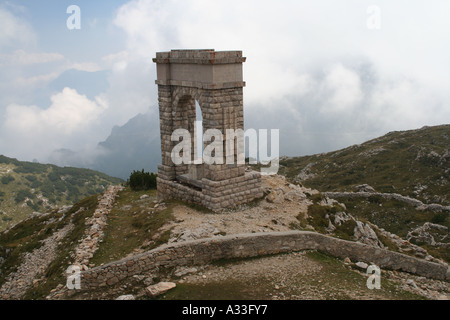 So genannte römische Bogen aus der faschistischen Zeit, in der Pasubio-Bergkette, Veneto, Italien Stockfoto