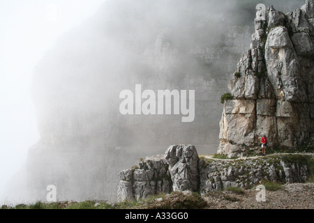 Walker unterwegs ein während des Krieges durch den Pasubio Bergkette, Veneto, Italien Stockfoto