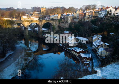 Fluß Nidd und dem Viadukt bei Knaresborough an einem sonnigen Wintertag in North Yorkshire England Stockfoto