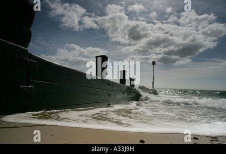 Meer wäscht bis gegen das Meer groyne Barrieren an avon Strand Stockfoto