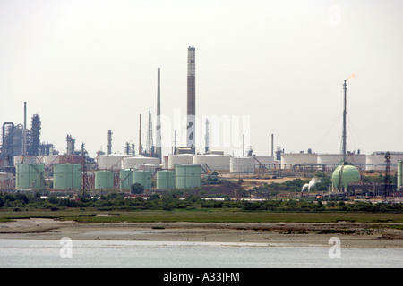 Fawley Ölraffinerie liegt an der Mündung Solent England southampton Stockfoto