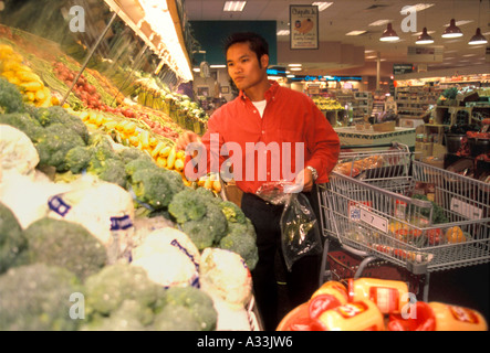 Asiatischer Mann einkaufen Früchte BCF Stockfoto