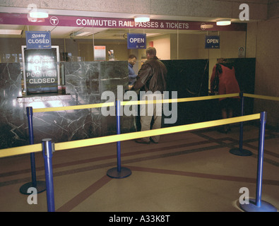 Mann am Fahrkartenschalter, Boston, Südbahnhof Stockfoto