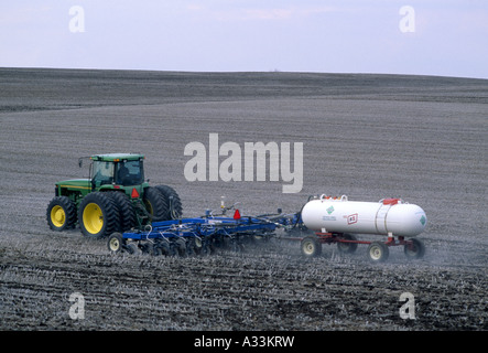 ANWENDEN VON WASSERFREIEM AMMONIAK AUF SOJA STOPPELN VOR DEM EINPFLANZEN MAIS. FELDEINSATZ VON DÜNGER IOWA Stockfoto