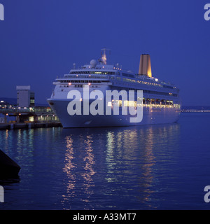 P-O-Line cruise Liner Oriana in der Abenddämmerung in den Hafen von Palma De Mallorca Balearen Spanien 28. Mai 2005 Stockfoto