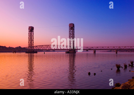 Der Rio Vista Brücke über den Sacramento River, bei Sonnenaufgang. Nord-Kalifornien. Stockfoto