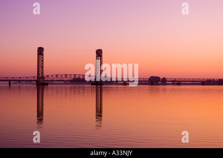 Der Rio Vista Brücke über den Sacramento River, bei Sonnenaufgang. Nord-Kalifornien. Stockfoto