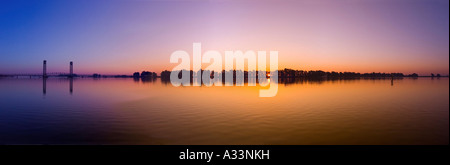 Panorama der Rio Vista Brücke über den Sacramento River, bei Sonnenaufgang. Nord-Kalifornien. Stockfoto