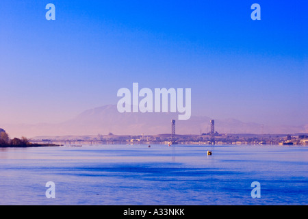 Der Rio Vista Brücke über den Sacramento River, mit Mount Diablo im Hintergrund, Nord-Kalifornien. Stockfoto