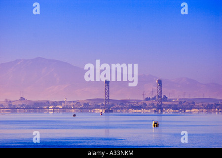 Der Rio Vista Brücke über den Sacramento River, mit Mount Diablo im Hintergrund, Nord-Kalifornien. Stockfoto