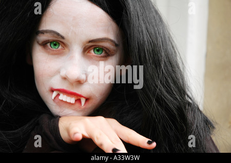 als Vampir verkleidete Mädchen für halloween Stockfoto