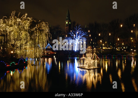 Lichter spiegeln sich in einem See Teich in Kopenhagen Tivoli Gardens Park Dänemark Stockfoto