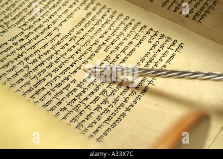 Hebräischen Tora-Rolle mit Silber Yad auf hebräische Schrift Stockfoto