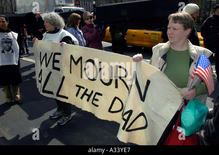 Mehrere hundert Mitglieder der War Resisters League und ihrer Anhänger marschieren mit Fahne drapiert und schwarzes Tuch abgedeckt Särge am 19. März 2005 von den Vereinten Nationen, die militärische Personalbeschaffung in Times Sqaure Marsch gipfelte mit einem Akt des zivilen Ungehorsams von etwa dreißig Mitgliedern der Gruppe war der Protest am zweiten Jahrestag der Vereinigten Staaten Invasion des Irak Richard B Levine Stockfoto