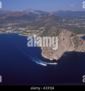 Luftaufnahme des Cap Andritxol mit Lookout tower Atalaya restauriert von Claudia Schiffer und touristische Boote in Richtung Camp de Mar. Stockfoto