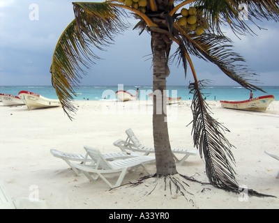 weiße Kunststoff liegen am Strand, Tulum, Yucatan, Mexiko Stockfoto