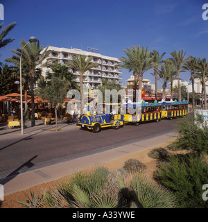 Promenade-Szene touristischen Zug Macdonalds Biarritz Ferienwohnungen in Arenal Playa de Palma SW Mallorca Balearen Spanien 21. Ju Stockfoto