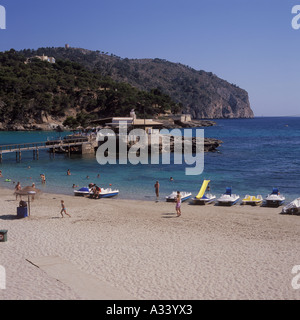 Szene im Camp de Mar (Blick über Strand und Bucht mit Restaurant Insel und Hillside Villen, Mallorca. Stockfoto