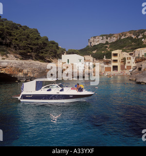 Ansicht mit Vergnügen Fertigkeit in der einsamen Bucht eine der Cala S Amonia in der Nähe von Santanyi in SE Mallorca Balearen Spanien Stockfoto