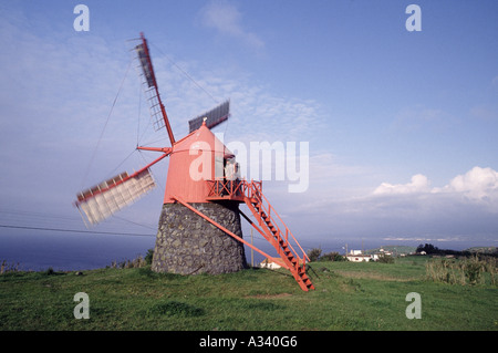 traditionelle Faial Windmühle mit Pico-Isldand auf dem Hintergrund, Azoren Stockfoto