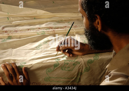 HAND-MALEREI AUF SAREES FÜR HANDLOOM WEBERN VON BALARAMAPURAM IN DER NÄHE VON TRIVANDRUM Stockfoto