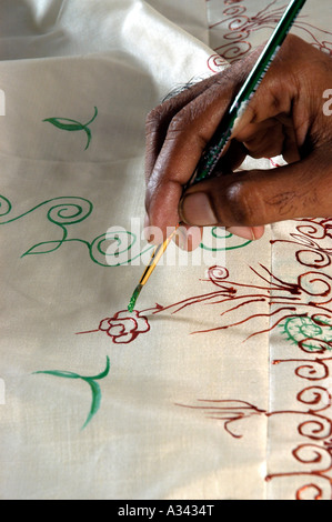 HAND-MALEREI AUF SAREES FÜR HANDLOOM WEBERN VON BALARAMAPURAM IN DER NÄHE VON TRIVANDRUM Stockfoto