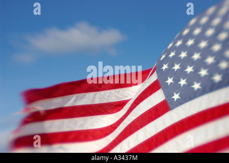 Die amerikanische Flagge Wellen vor blauem Himmel Stockfoto