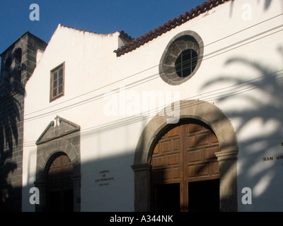 Iglesia de San Francisco und Ermita de Juan Bautista mit Palme Schatten, Puerto De La Cruz, Teneriffa Stockfoto