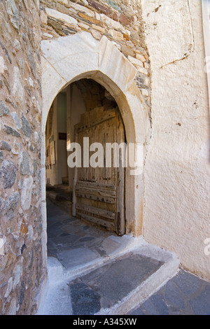 Griechenland griechische Insel Naxos Schlossareal mit engen Gassen und alten venezianischen Gebäude original Tor zur Burg noch gebräuchlich Stockfoto