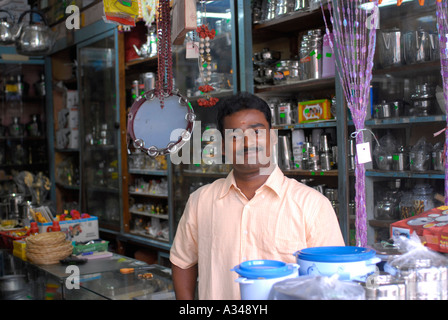 Indische Kleinunternehmer stehen in seinem Shop, Little India, Penang, Malaysia Stockfoto
