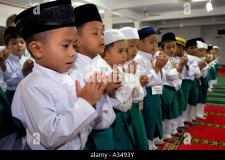 Primäre Stufe eins und Kindergarten Studenten während der Gebetszeit in einer Moschee, Kuala Lumpur, Malaysia Stockfoto