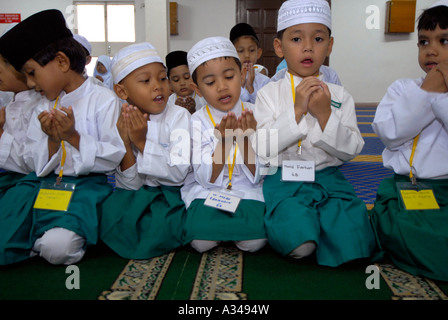 Primäre Stufe eins und Kindergarten Studenten während der Gebetszeit in einer Moschee, Kuala Lumpur, Malaysia Stockfoto