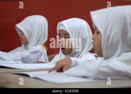 Primäre und Kindergarten Studierende eine vereinfachte Version des Koran an einer islamischen Schule, Kuala Lumpur, Malaysia Stockfoto