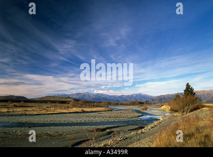 Ein Blick von der Omarama Lindis Pass Straße Der Ahuriri Fluss mit Bergen im Hintergrund an einem sonnigen Tag im Winter, Südinsel, Neuseeland Stockfoto