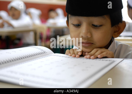 Primäre und Kindergarten Studierende eine vereinfachte Version des Koran an einer islamischen Schule, Kuala Lumpur, Malaysia Stockfoto