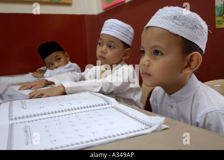 Primäre und Kindergarten Studierende eine vereinfachte Version des Koran an einer islamischen Schule, Kuala Lumpur, Malaysia Stockfoto