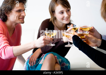 Paar und 3 Leute klirrende Gläser Champagner Stockfoto