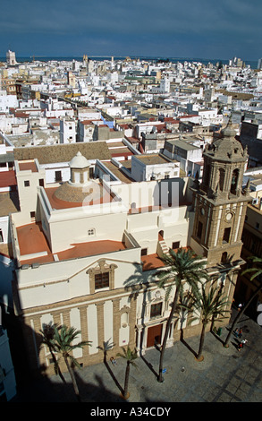 Santiago-Kirche und eine Ansicht der Stadt Cadiz aus Cadiz Kathedrale, Plaza De La Catedral, Cadiz, Spanien Stockfoto