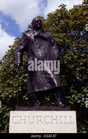 Statue von Sir Winston Churchill, außerhalb der Häuser des Parlaments, Westminster, London, England Stockfoto