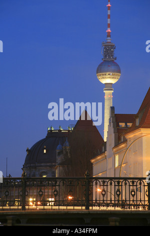 Blick über den Weidendamm Brücke auf dem Bode-Museum und dem Fernsehturm in Berlin in den Abend, Deutschland, Berlin Stockfoto
