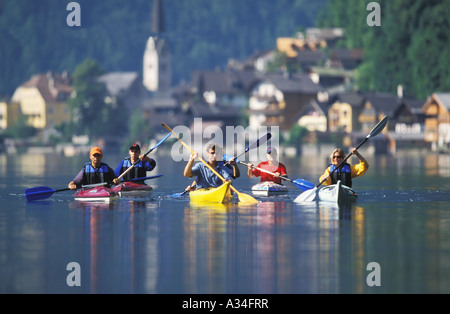 Kajakfahren im Meer Stockfoto