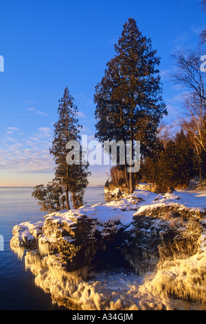 Punkt der Höhle und Eis auf Bluff in Morgen Licht, Lake Michigan, USA, Wisconsin Stockfoto