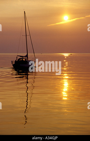 Segelboot so dass Ellison Bay unter Motorleistung bei Sonnenuntergang in Green Bay, Lake Michigan, USA Stockfoto