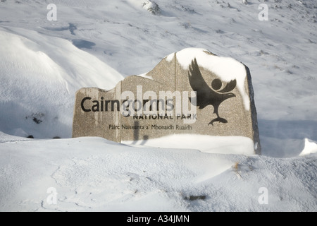 Schottische Winterlandschaft - Spittal of Glen Shee - National Park Boundary, Cairnwell, Cairngorms National Park Roadside Sign, Schottland, Großbritannien Stockfoto