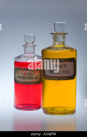 Farbige Flüssigkeit in Apothekenflaschen mit Glasstopp; Apothecary, Tinktur, Lösung, Arzneigefäße viktorianische Lagerlösungen von Chemikalien. Stockfoto