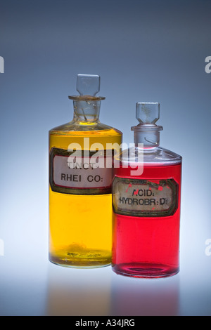 Farbige Flüssigkeit in Apothekenflaschen mit Glasstopp; Apothecary, Tinktur, Lösung, Arzneigefäße viktorianische Lagerlösungen von Chemikalien. Stockfoto