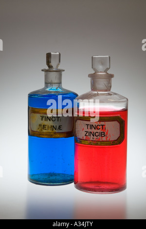 Farbige Flüssigkeit in Apothekenflaschen mit Glasstopp; Apothecary, Tinktur, Lösung, Arzneigefäße viktorianische Lagerlösungen von Chemikalien. Stockfoto