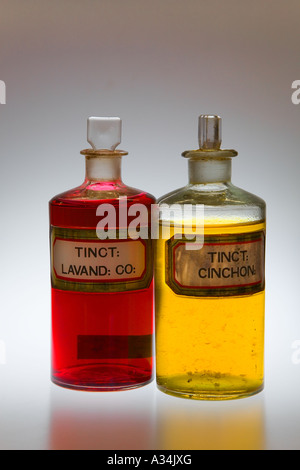 Farbige Flüssigkeit in Apothekenflaschen mit Glasstopp; Apothecary, Tinktur, Lösung, Arzneigefäße viktorianische Lagerlösungen von Chemikalien. Stockfoto