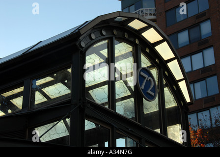 Ende Tag Sonnenlicht durch die Decke der 72nd Street und Broadway Subway Station New York City Stockfoto